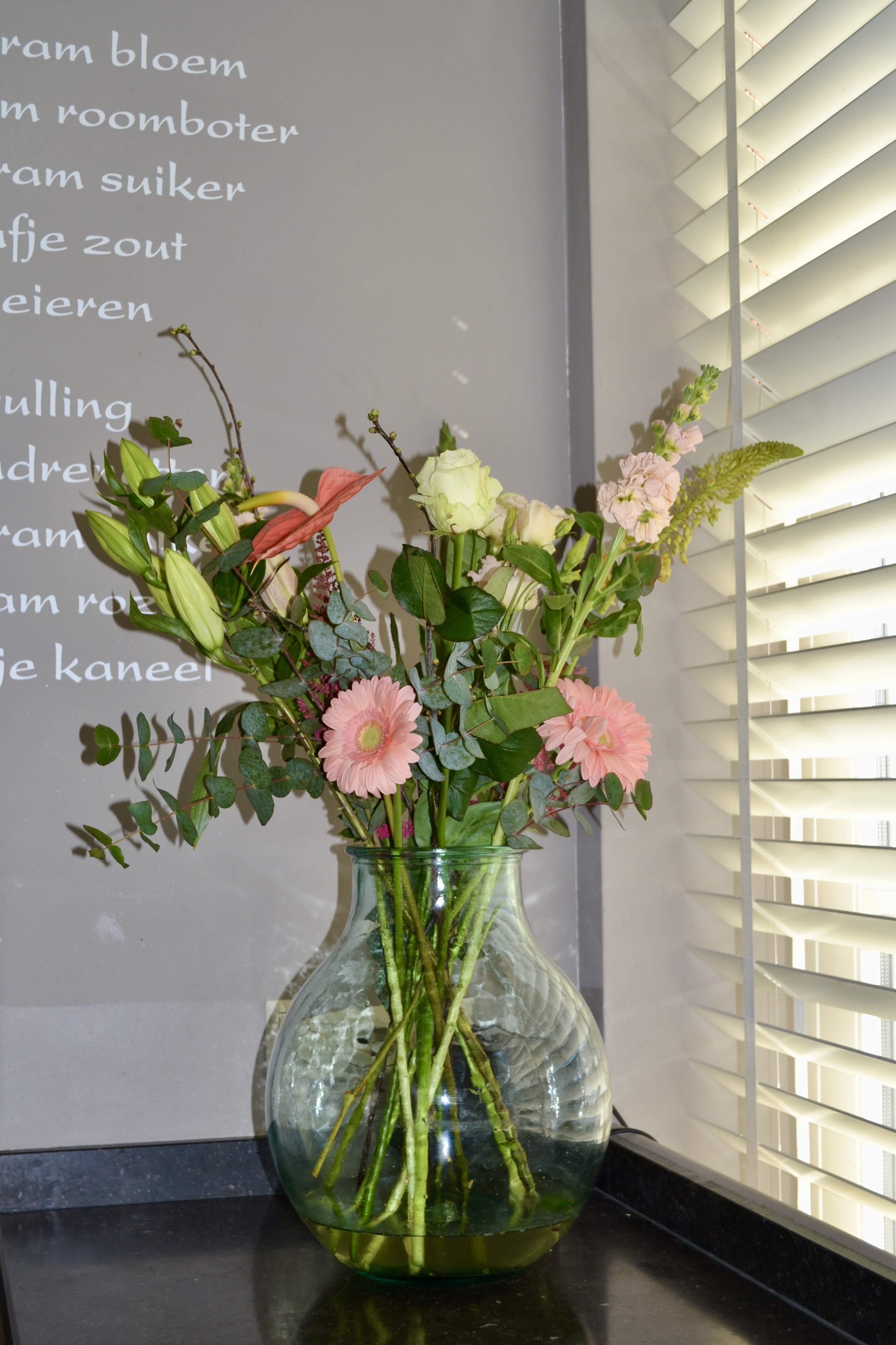 Vaas met dagverse seizoensbloemen van Boeketje van Drosje, vers van de veiling en handgebonden.