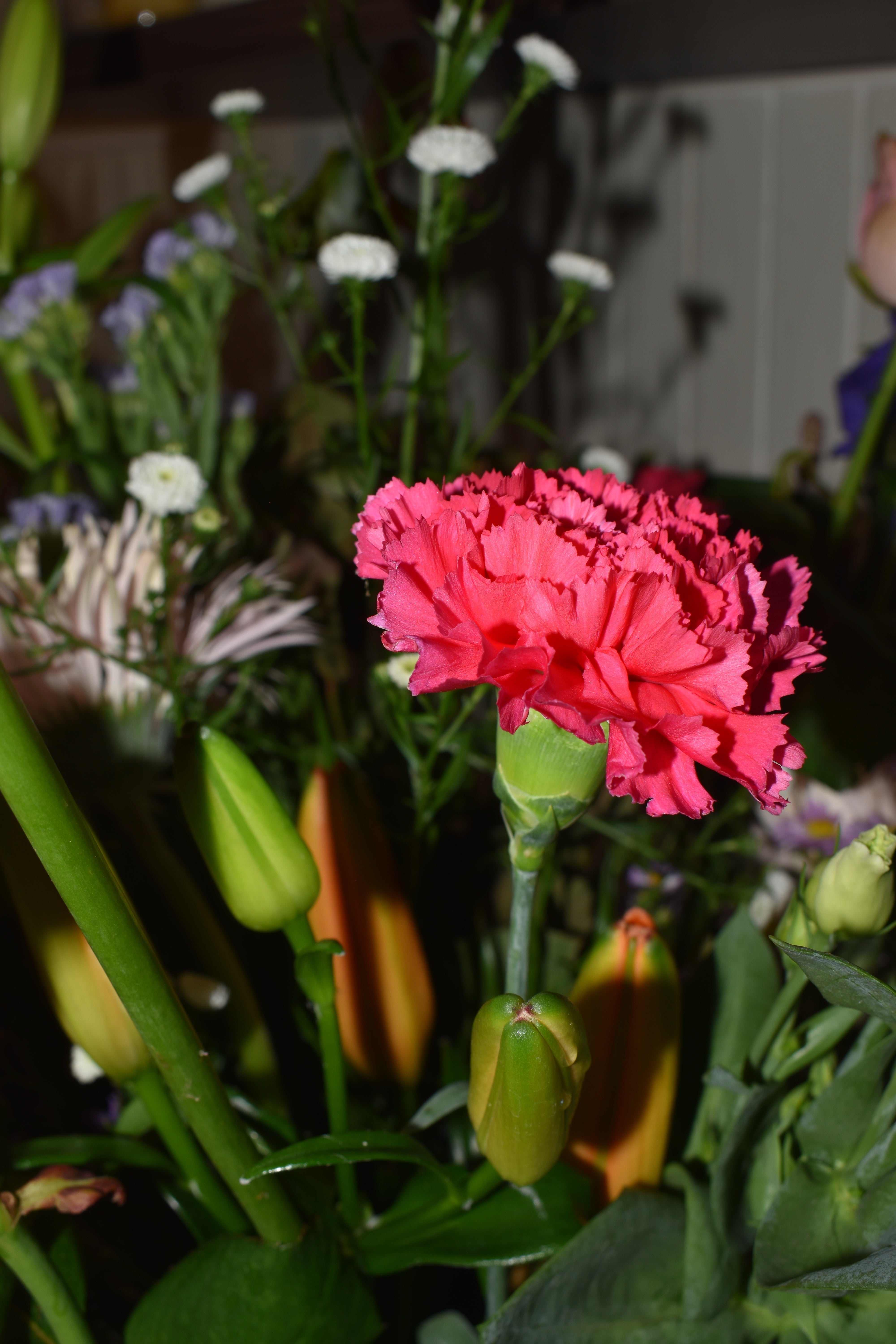Close-up van een kleurrijk verrassingsboeket met roze en witte bloemen, samengesteld met dagverse seizoensbloemen van Boeketje van Drosje.