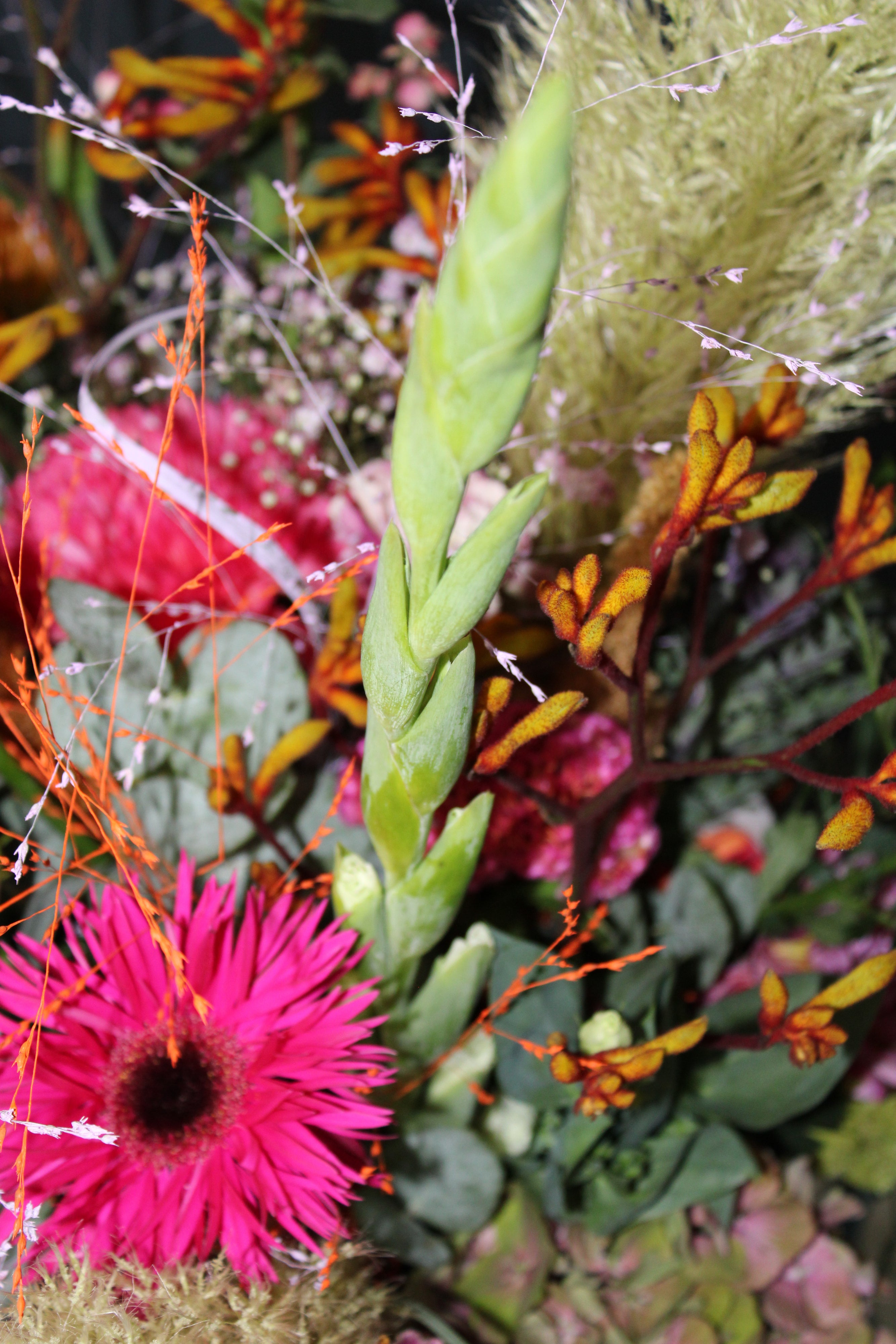 Close-up van roze gerbera en diverse seizoensbloemen in een XL verrassingsboeket van Boeketje van Drosje.