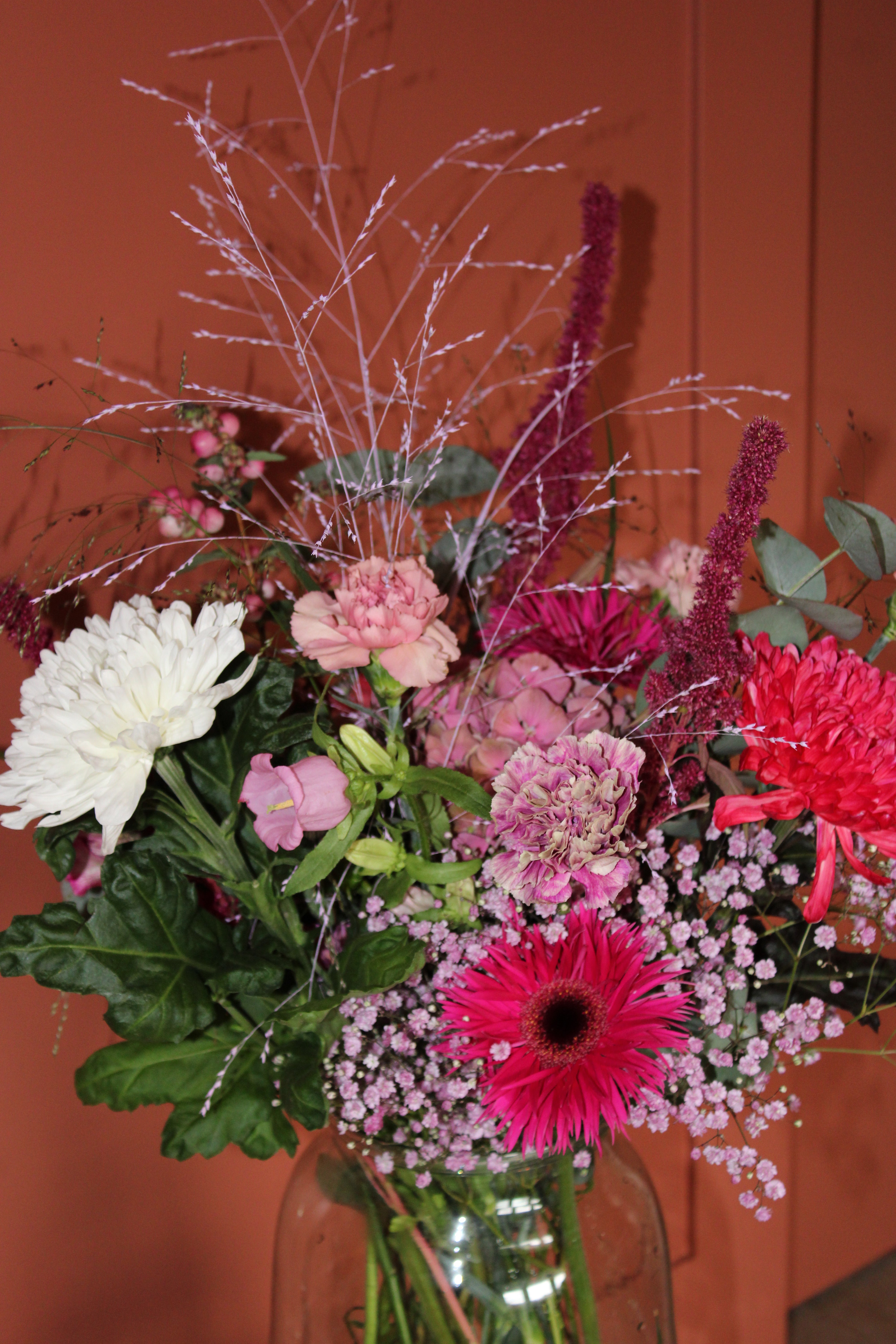 Fris en kleurrijk seizoensboeket met handgebonden bloemen, dagvers geselecteerd door Boeketje van Drosje.