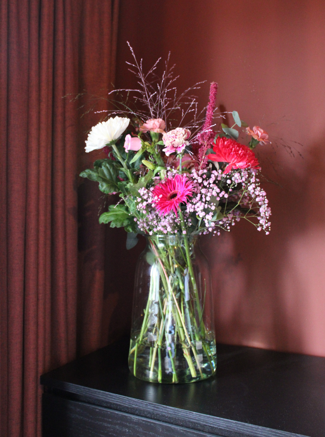 Uniek verrassingsboeket met vrolijke snijbloemen, vers van de veiling samengesteld door Boeketje van Drosje.