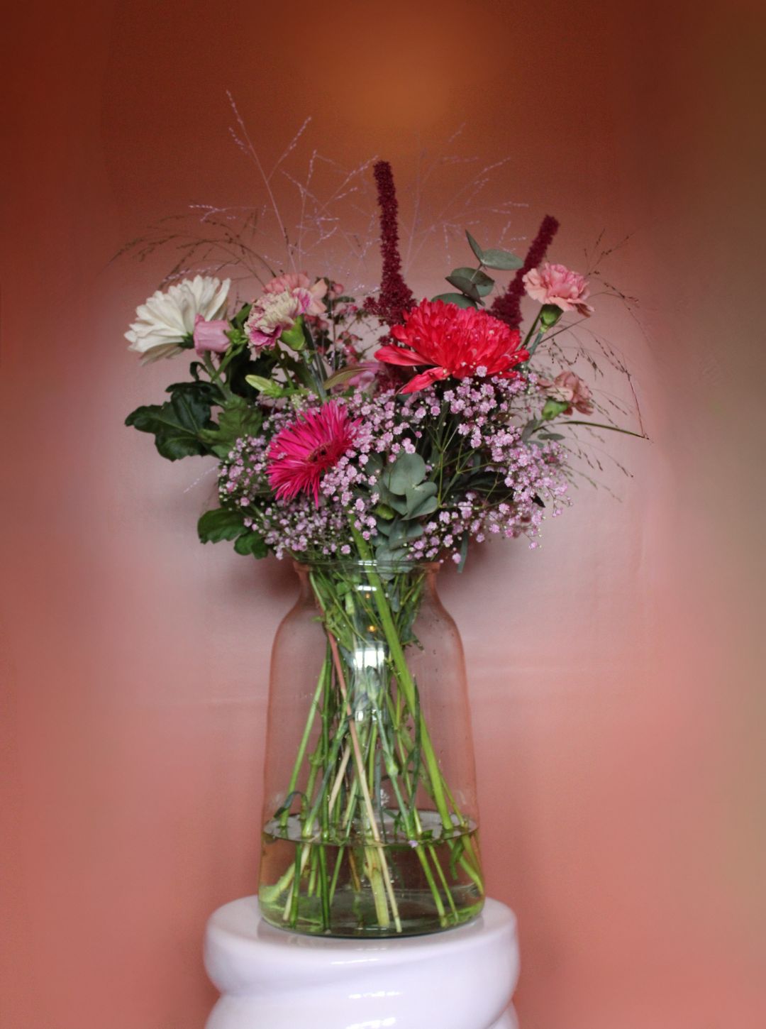 Dagvers verrassingsboeket in grote glazen vaas met gemengde seizoensbloemen van Boeketje van Drosje.