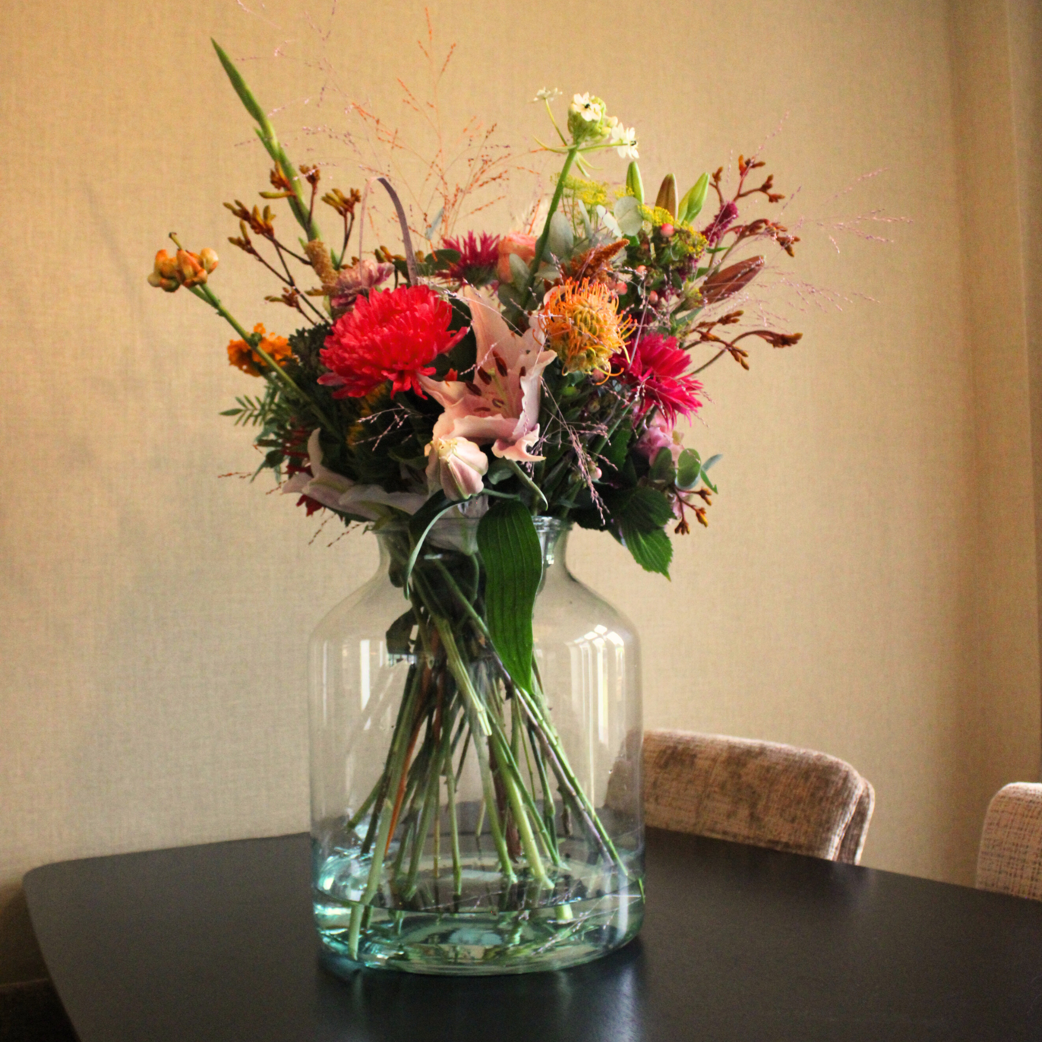 Dagvers verrassingsboeket met seizoensbloemen in glazen vaas – Boeketje van Drosje